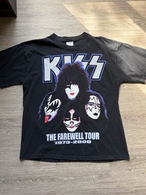 Vintage Kiss Graphic Shirt